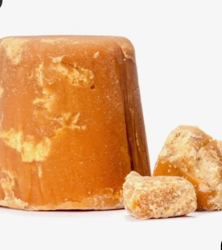 Block of jaggery with broken pieces