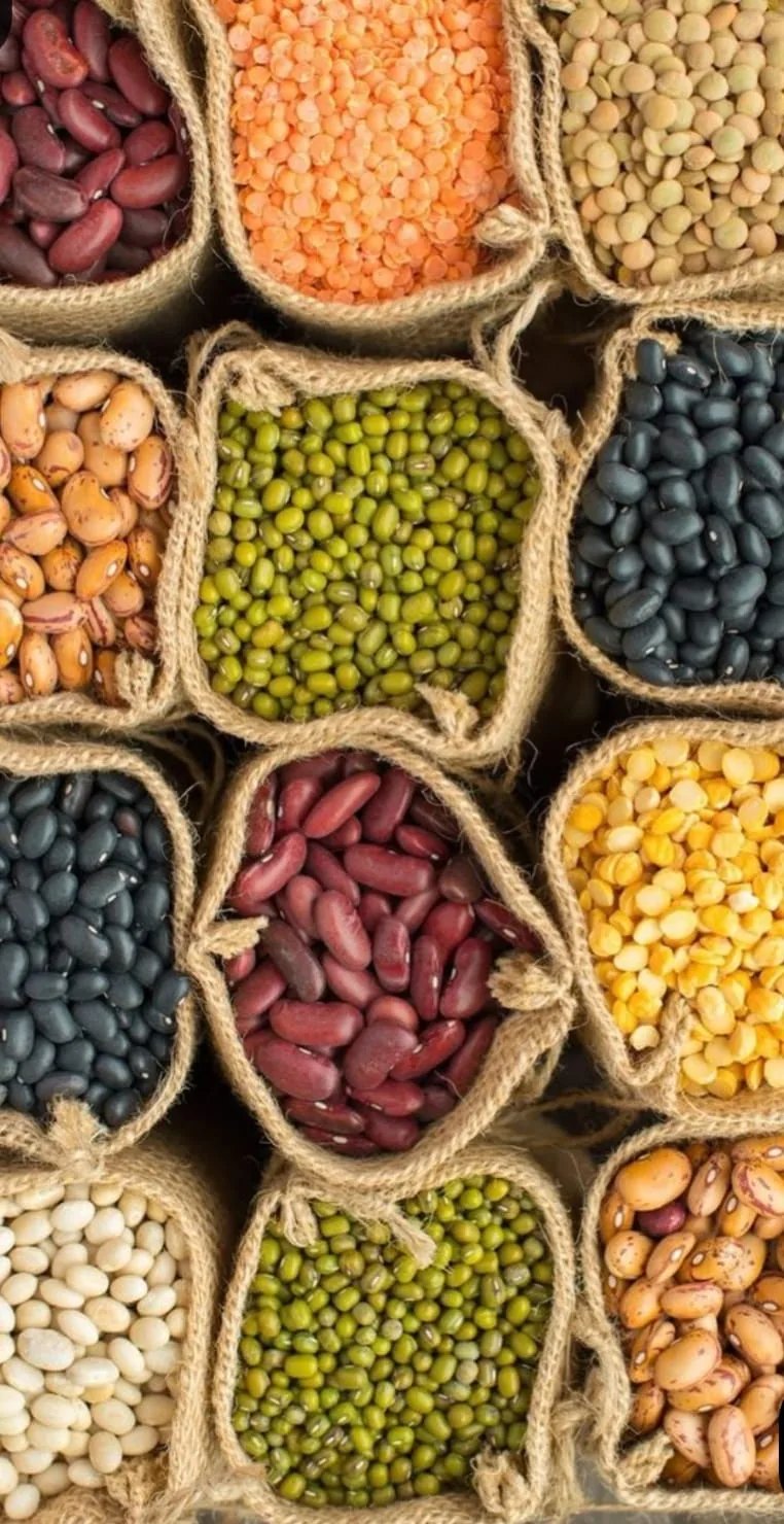 Different pulses in open jute bags